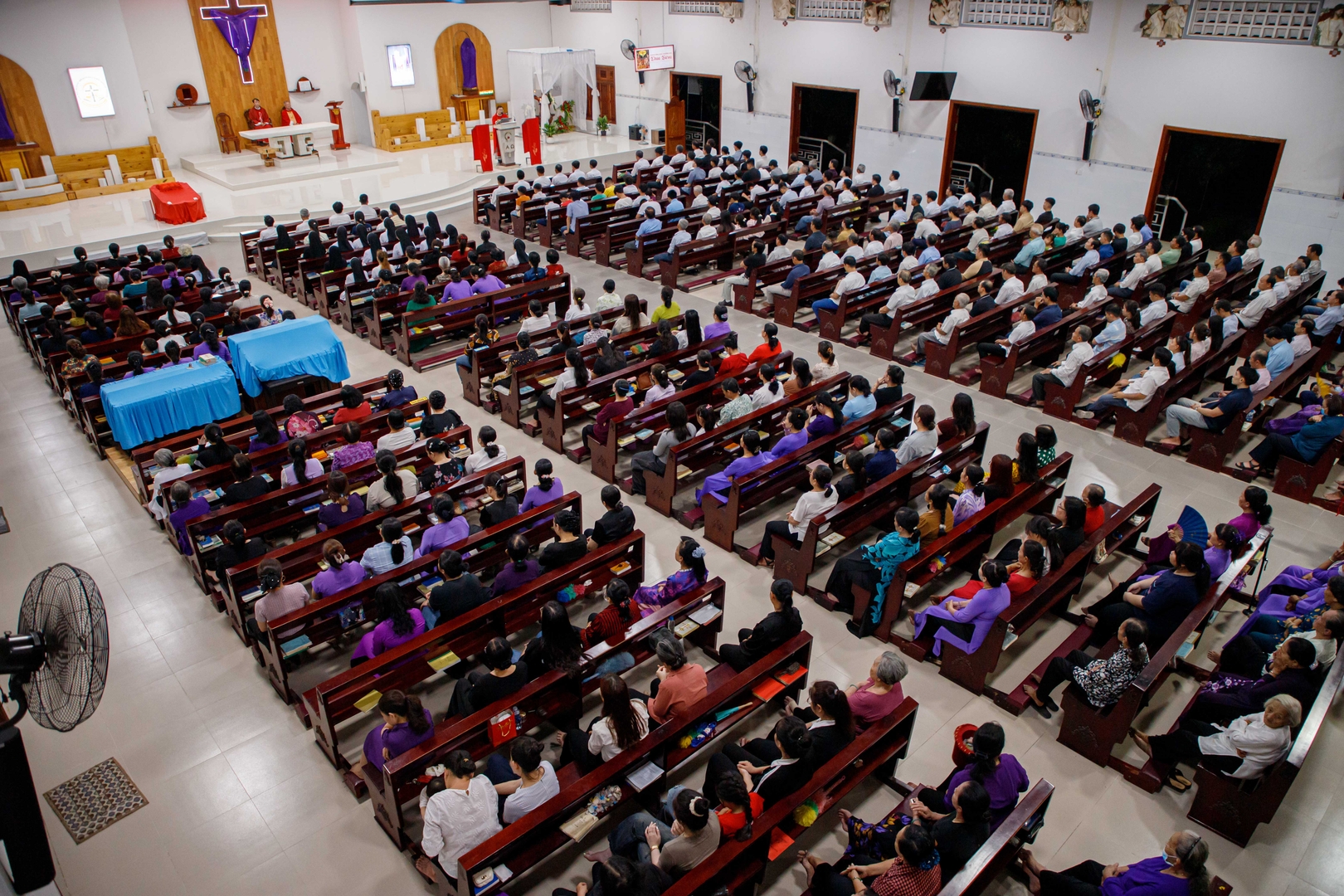 Giáo Xứ Mỹ Hảo Cử Hành Nghi Thức Suy Tôn Thánh Giá – Thứ Sáu Tuần Thánh